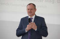Klaus Ropin Geschäftsbereichsleiter vom Fonds Gesundes Österreich, mit einem Mikrofon in der Hand, hält eine Rede.