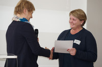 Karin Schindler übergibt Ingrid Weiser vom Projekt Frische Bio-Verpflegung für Kinder der Gemeinde Seeham ihre Urkunde.