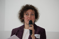 Rita Kichler vom Fond Gesundes Österreich, mit einem Mikrofon in der Hand, hält einen Vortrag