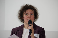 Rita Kichler vom Fond Gesundes Österreich, mit einem Mikrofon in der Hand, hält einen Vortrag