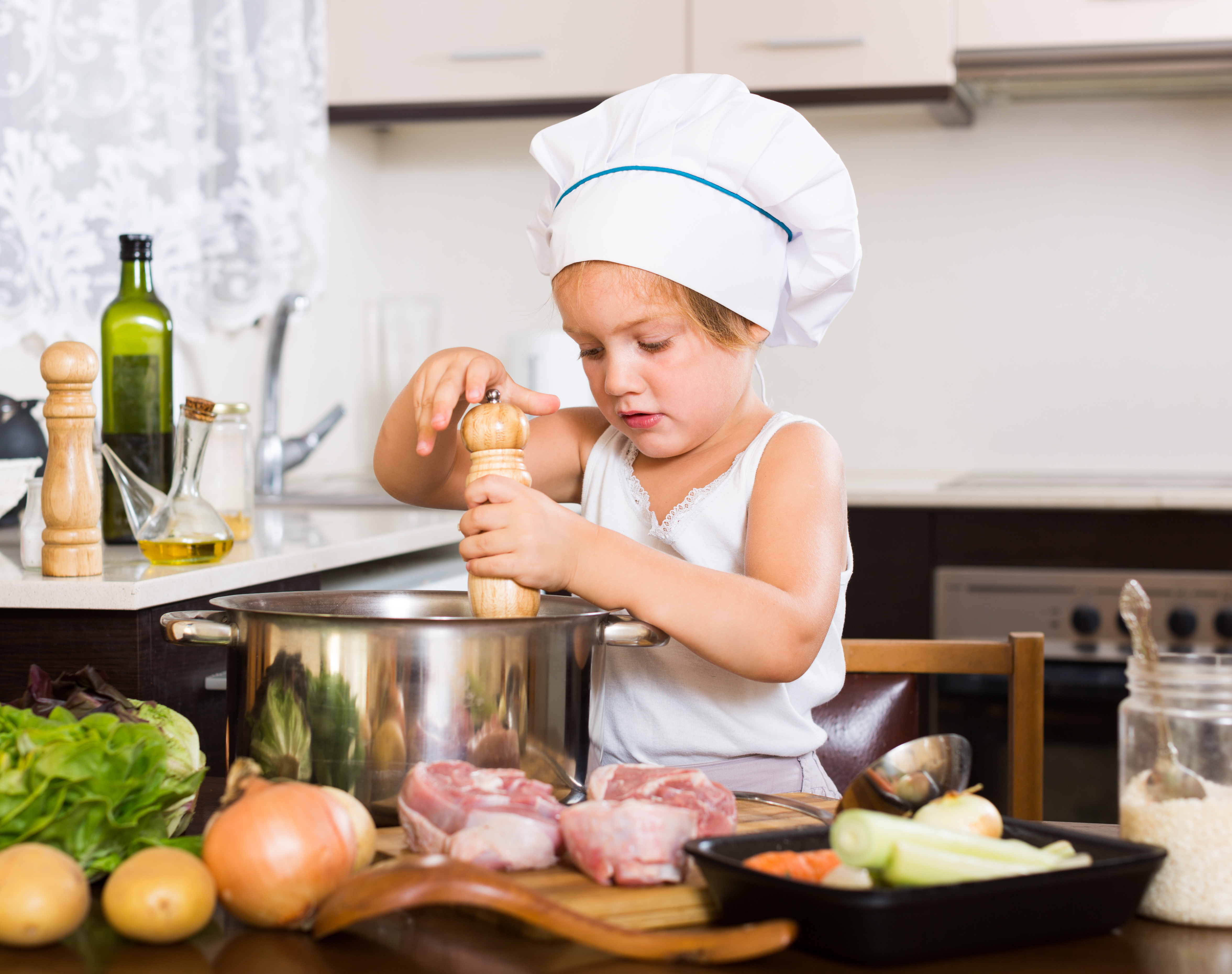 © Shutterstock Kind ist am kochen