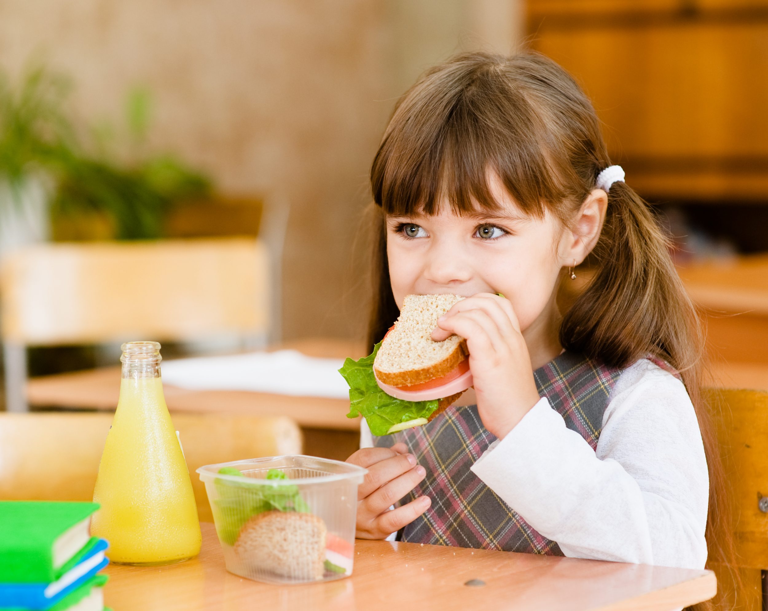 © Shutterstock Kind isst ein Sandwich