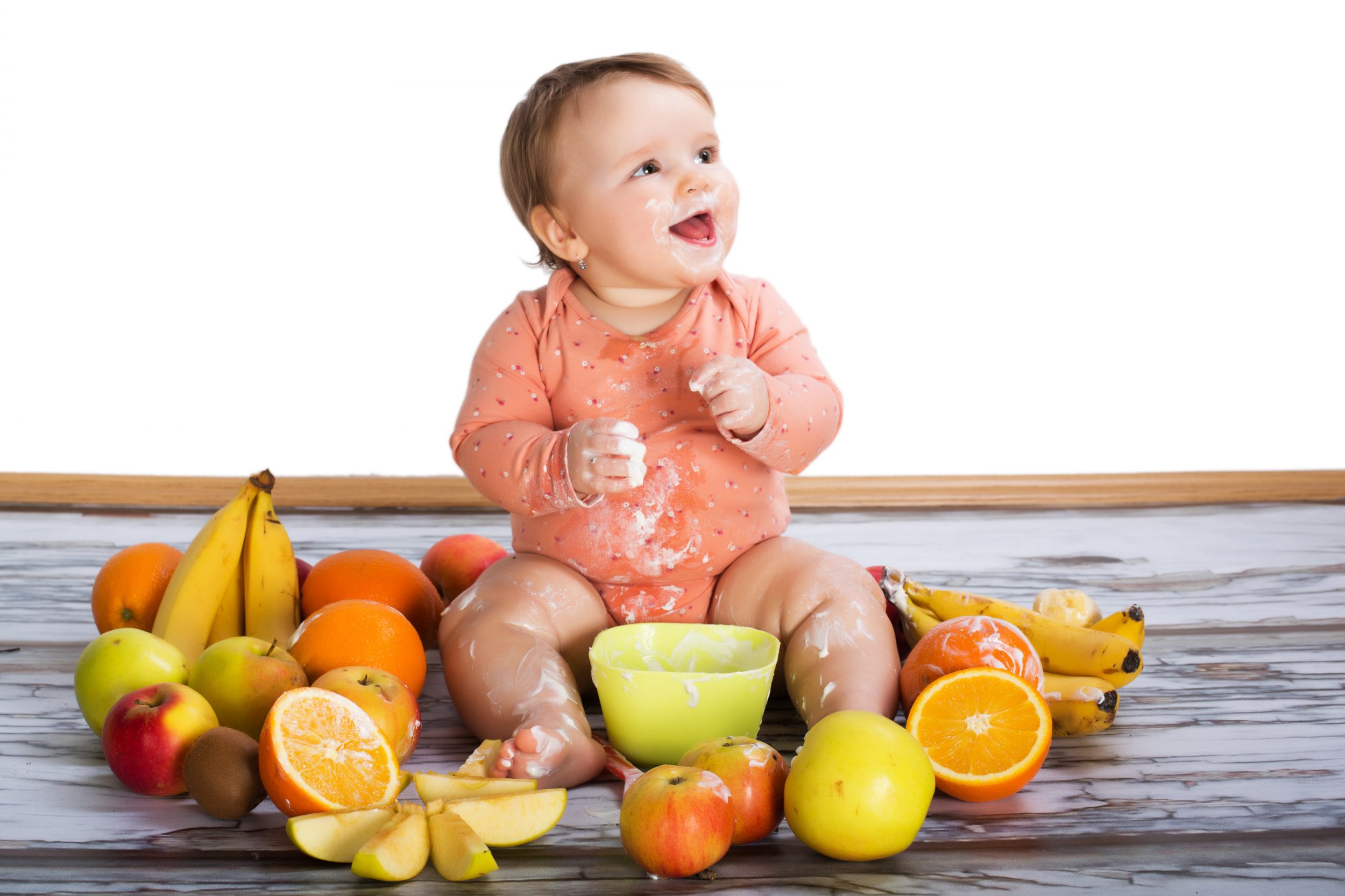 © Shutterstock Kind isst Obst