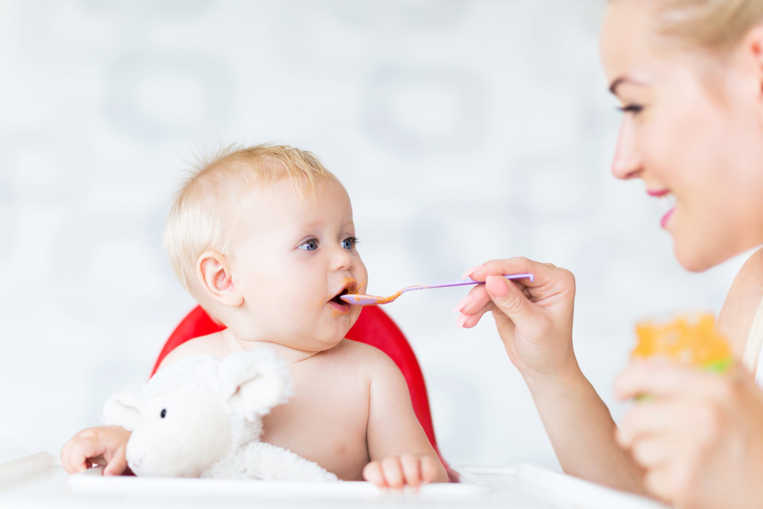 Baby wird gefüttert