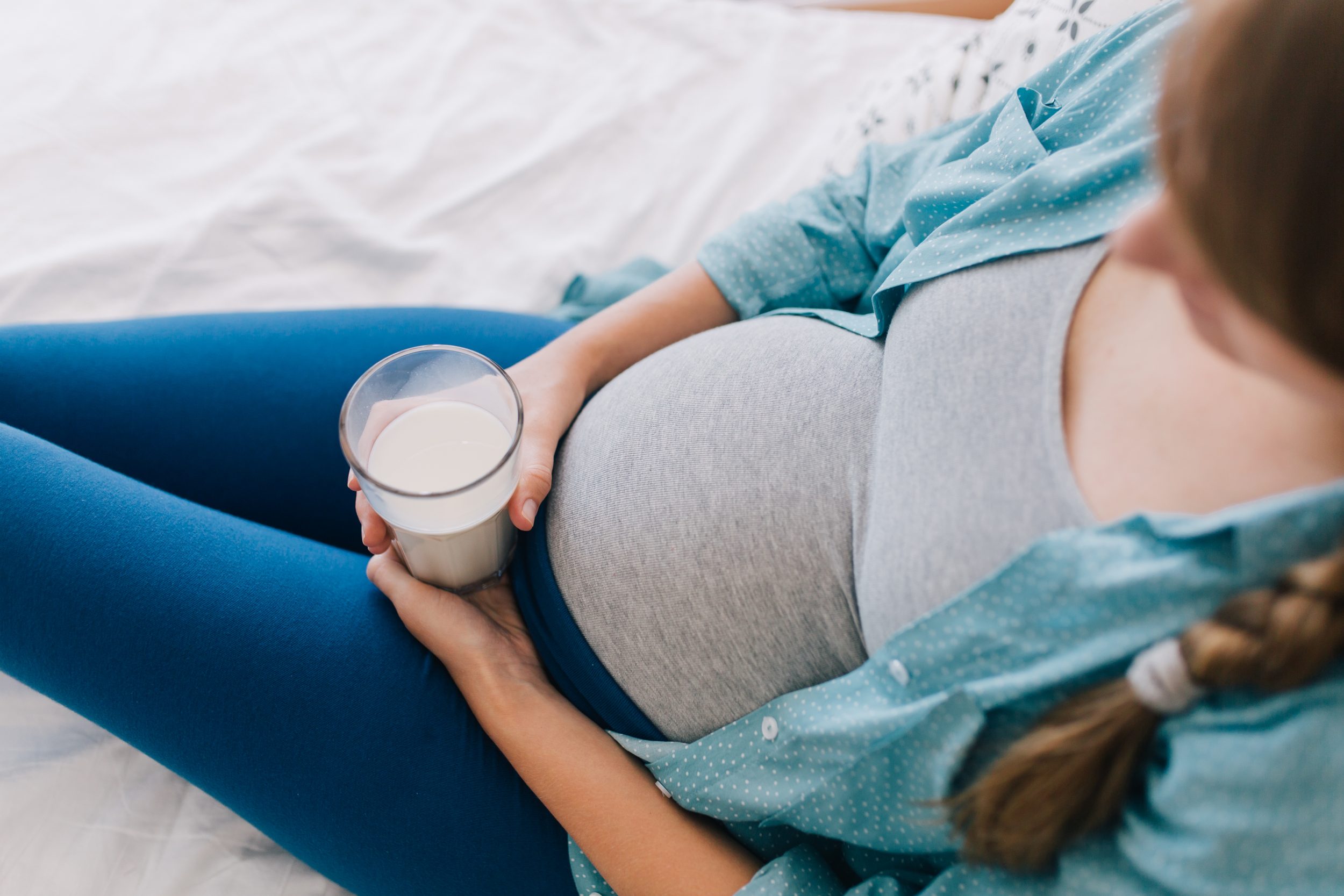 Schwangere Frau mit Milch