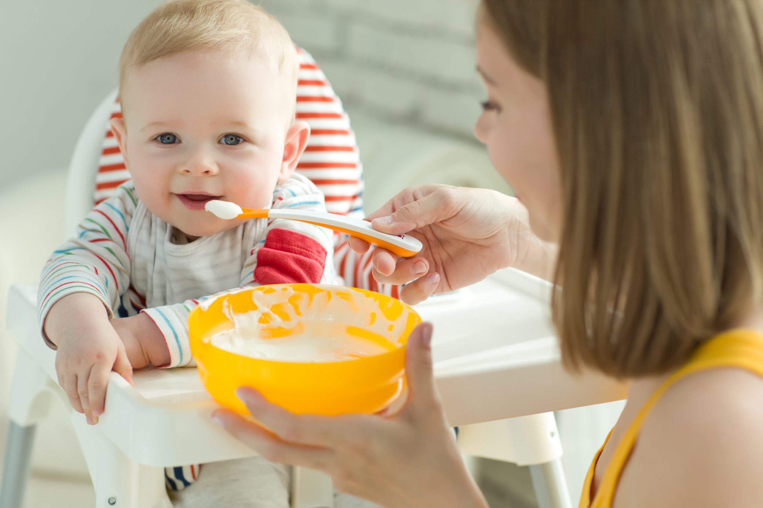 Frau füttert Baby