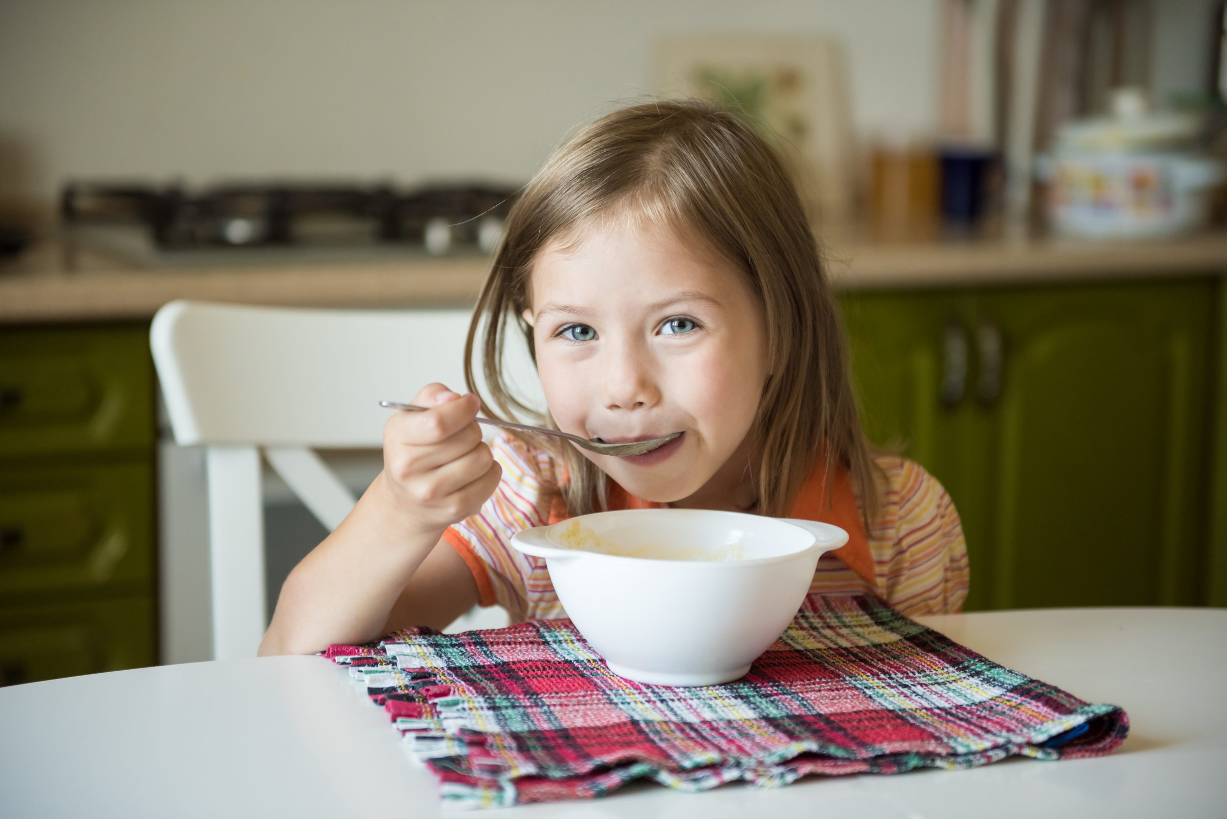 © Shutterstock Mädchen isst eine Suppe