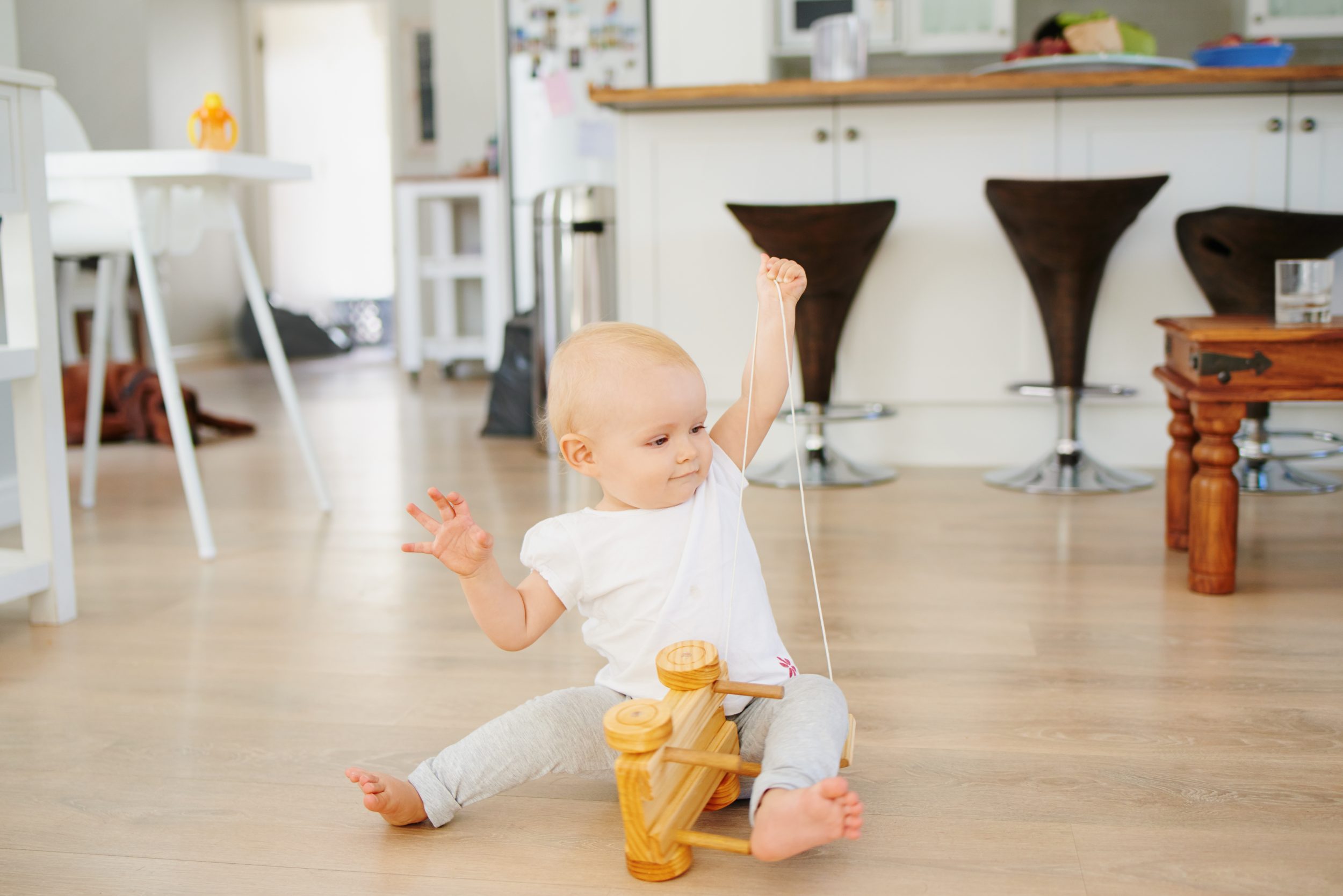 Baby spielt mit Spielzeug