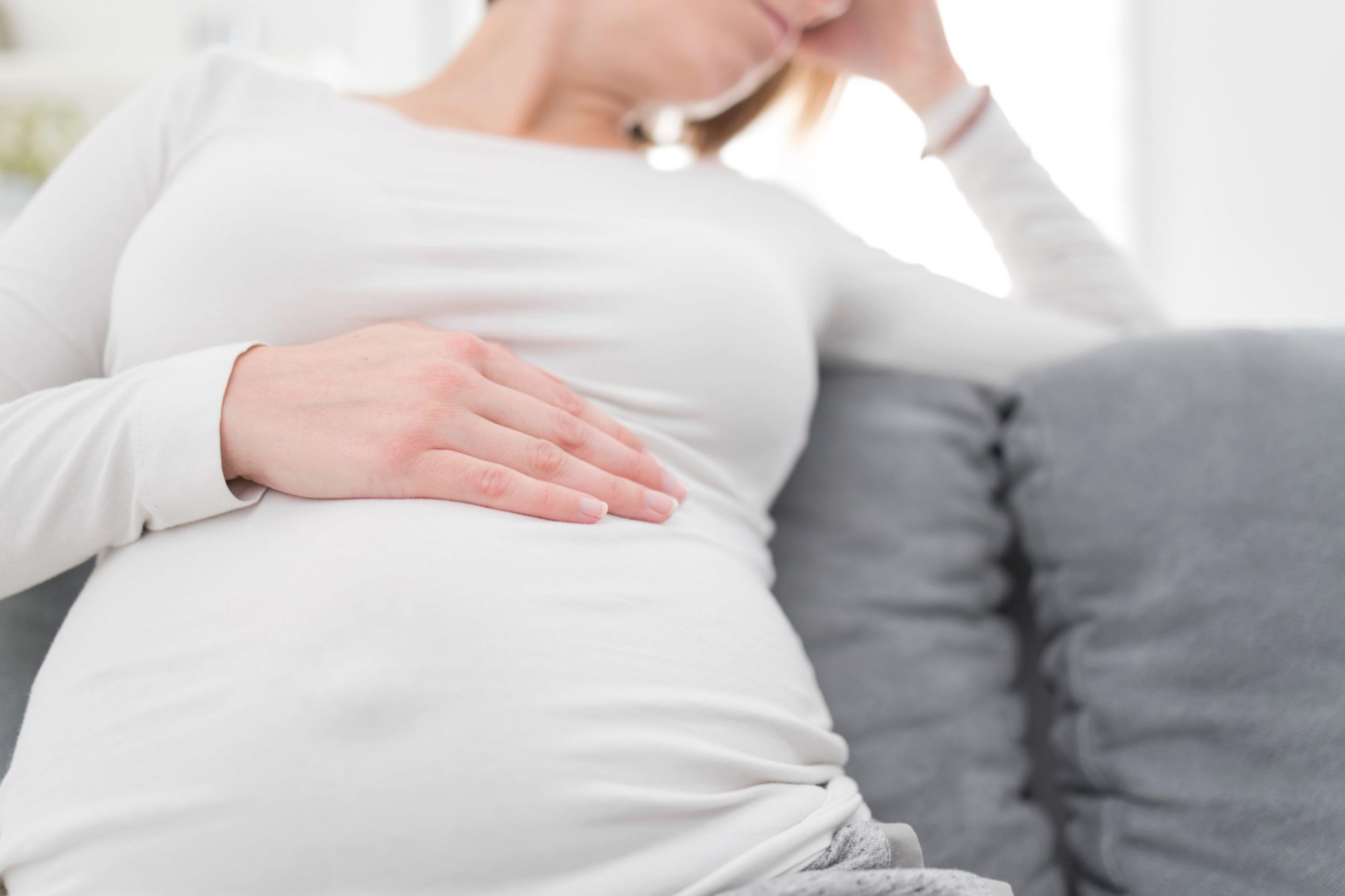 Schwangere greift sich auf den Bauch