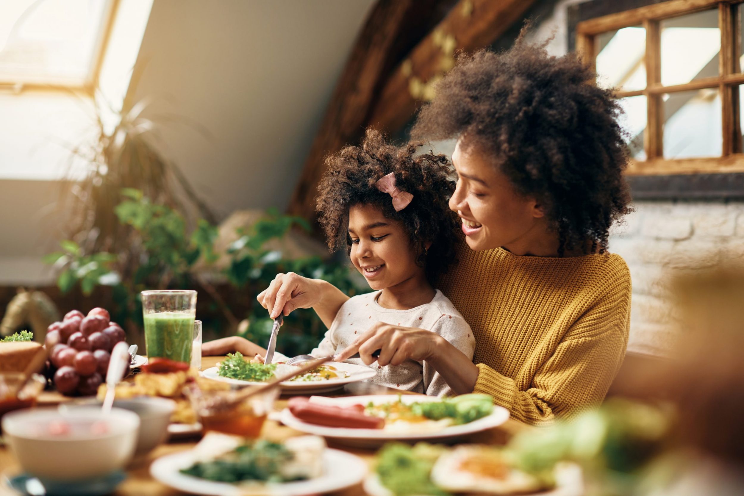 Kind und Mutter essen gemeinsam