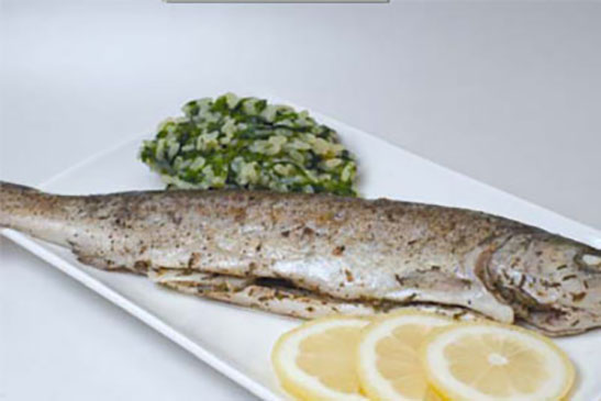 Forelle mit Spinat-Käse-Risotto