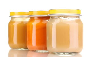 Drei Gläschen mit Babybrei