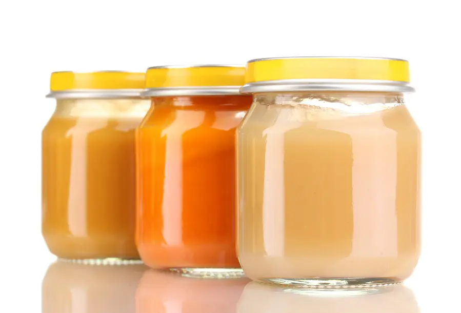 Drei Gläschen mit Babybrei